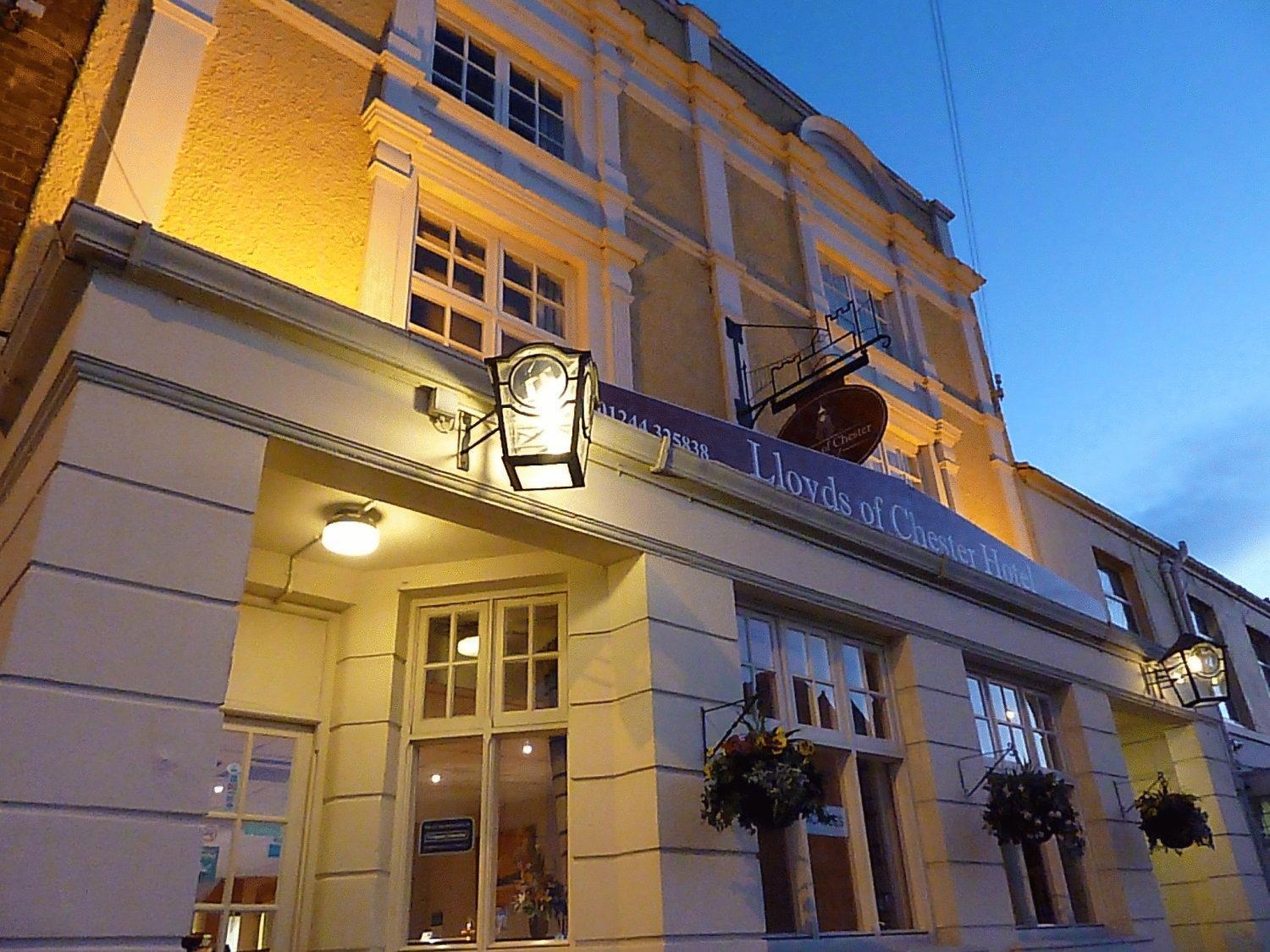 Lloyds Of Chester Exteriör bild